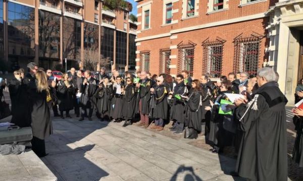 FLASH-MOB DEGLI AVVOCATI? “ARIA FRESCA”, ECCO IL PERCHE’